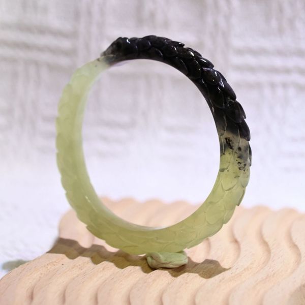 玄青冥蛇│岫玉│蛇鐲-49.7mm 雕刻鐲,水晶手鐲,能量手鐲,雕刻水晶,手工雕刻,天然晶礦,能量飾品,療癒手環,雕花水晶鐲,原礦雕刻,水晶雕刻鐲