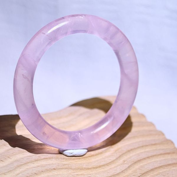愛情之石│粉晶手鐲│圓骨鐲-53.8mm 水晶,礦石,晶礦,水晶手鐲,手鐲,水晶手串,手串,脈輪,磁場,療癒,淨化,紫水晶,粉晶,櫻花瑪瑙,草莓晶
