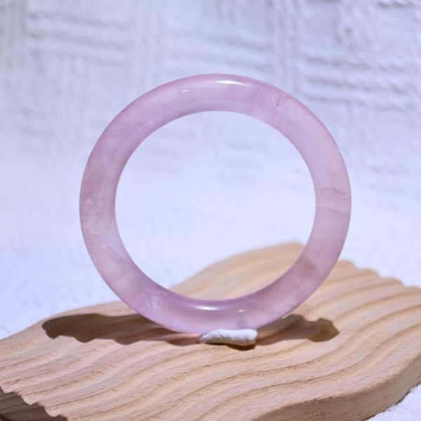 愛情之石│粉晶手鐲│圓骨鐲-52.2mm 水晶手鐲,手鐲,玉手鐲,水晶手鐲如何保養,紫水晶手鐲,粉晶手鐲,櫻花瑪瑙鐲,雕刻鐲,佘太翠,藍磷灰,黑曜石,手鐲款式,手鐲尺寸,手鐲鐲型,天然水晶手鐲,水晶手鐲功效