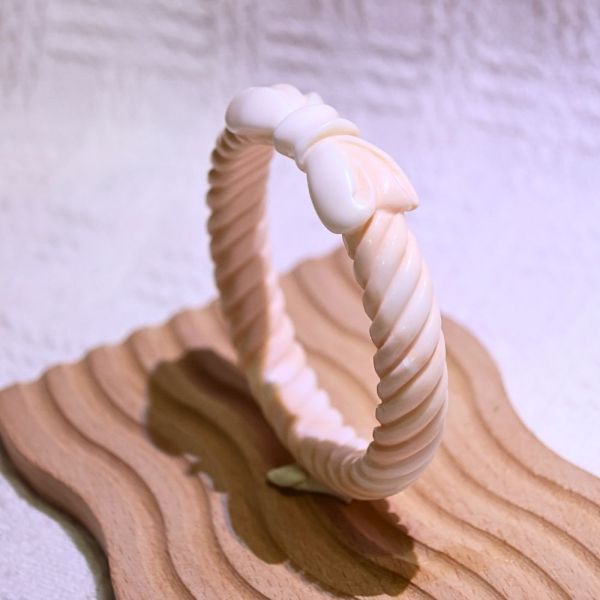 蝴蝶結麻花│碳酸鹽玉│雕刻鐲-57mm 雕刻鐲,水晶手鐲,能量手鐲,雕刻水晶,手工雕刻,天然晶礦,能量飾品,療癒手環,雕花水晶鐲,原礦雕刻,水晶雕刻鐲