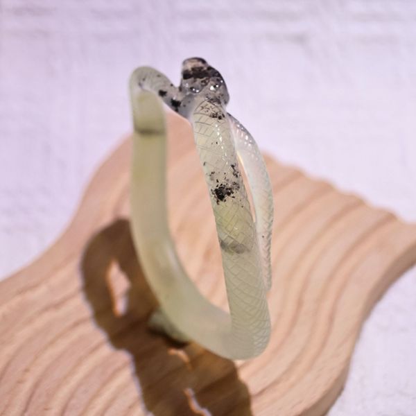 青墨蒼蛇│岫玉│蛇鐲-56.2mm 雕刻鐲,水晶手鐲,能量手鐲,雕刻水晶,手工雕刻,天然晶礦,能量飾品,療癒手環,雕花水晶鐲,原礦雕刻,水晶雕刻鐲