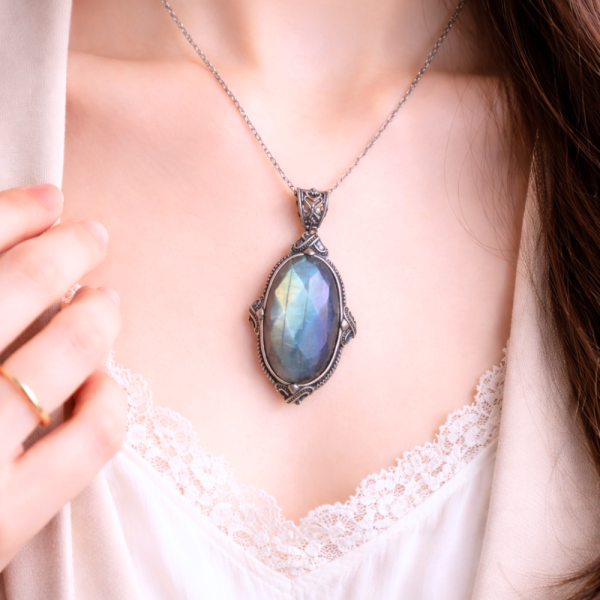 【歐洛菈】拉長吊墜｜鑽石切割面 水晶,礦石,晶礦,水晶手鐲,手鐲,水晶手串,手串,脈輪,磁場,療癒,淨化,紫水晶,粉晶,櫻花瑪瑙,草莓晶