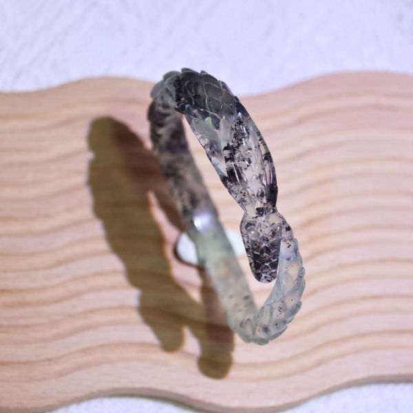 墨心幽蛟│岫玉│蛟龍鐲-52mm 雕刻鐲,水晶手鐲,能量手鐲,雕刻水晶,手工雕刻,天然晶礦,能量飾品,療癒手環,雕花水晶鐲,原礦雕刻,水晶雕刻鐲