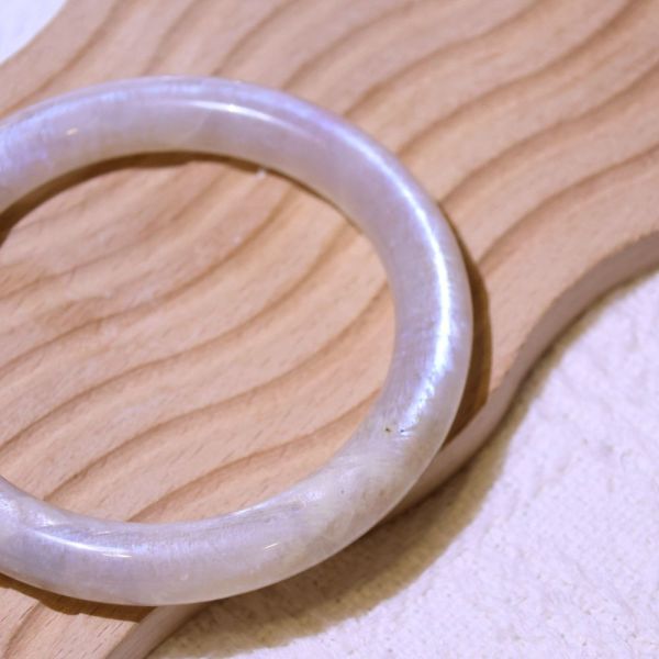 消除惡夢│日月同輝手鐲│圓骨鐲-56.2mm 水晶手鐲,手鐲,玉手鐲,水晶手鐲如何保養,紫水晶手鐲,粉晶手鐲,櫻花瑪瑙鐲,雕刻鐲,佘太翠,藍磷灰,黑曜石,手鐲款式,手鐲尺寸,手鐲鐲型,天然水晶手鐲,水晶手鐲功效