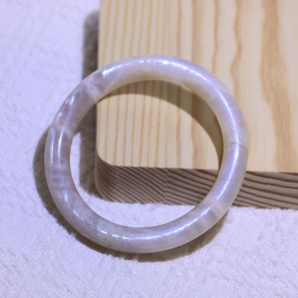 消除惡夢│日月同輝手鐲│圓骨鐲-56.2mm 水晶手鐲,手鐲,玉手鐲,水晶手鐲如何保養,紫水晶手鐲,粉晶手鐲,櫻花瑪瑙鐲,雕刻鐲,佘太翠,藍磷灰,黑曜石,手鐲款式,手鐲尺寸,手鐲鐲型,天然水晶手鐲,水晶手鐲功效