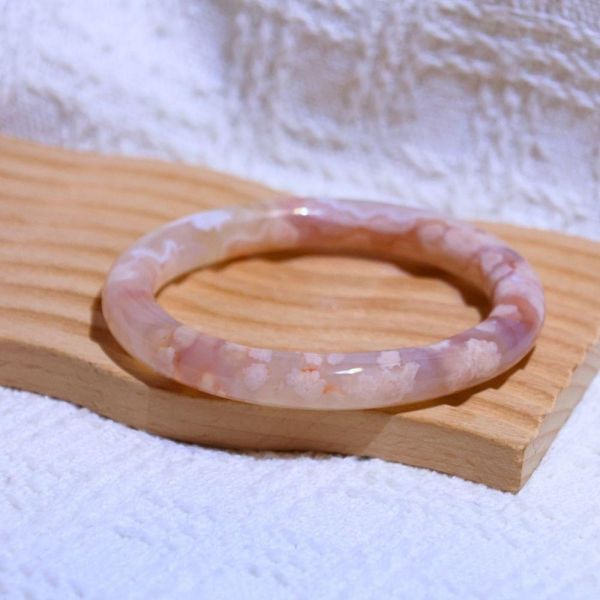 友愛與希望│櫻花瑪瑙手鐲│貴妃鐲(正圈54mm) 水晶手鐲,手鐲,玉手鐲,水晶手鐲如何保養,紫水晶手鐲,粉晶手鐲,櫻花瑪瑙鐲,雕刻鐲,佘太翠,藍磷灰,黑曜石,手鐲款式,手鐲尺寸,手鐲鐲型,天然水晶手鐲,水晶手鐲功效