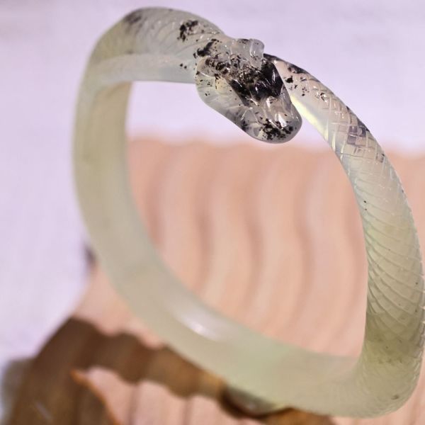 青墨蒼蛇│岫玉│蛇鐲-56.2mm 雕刻鐲,水晶手鐲,能量手鐲,雕刻水晶,手工雕刻,天然晶礦,能量飾品,療癒手環,雕花水晶鐲,原礦雕刻,水晶雕刻鐲