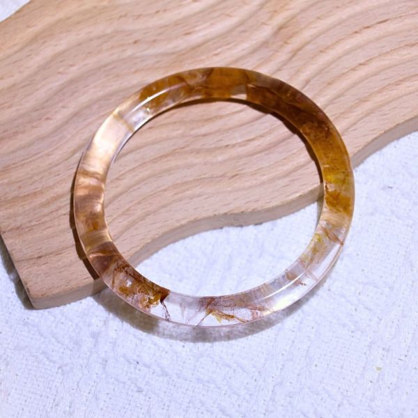 意外之財│黃膠花手鐲│圓骨鐲-56.8mm 水晶手鐲,手鐲,玉手鐲,水晶手鐲如何保養,紫水晶手鐲,粉晶手鐲,櫻花瑪瑙鐲,雕刻鐲,佘太翠,藍磷灰,黑曜石,手鐲款式,手鐲尺寸,手鐲鐲型,天然水晶手鐲,水晶手鐲功效