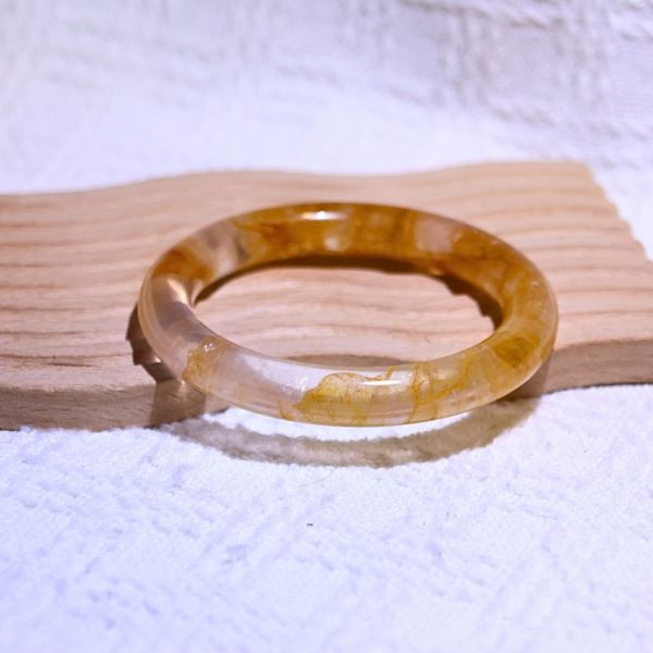 意外之財│黃膠花手鐲│圓骨鐲-54.8mm 水晶手鐲,手鐲,玉手鐲,水晶手鐲如何保養,紫水晶手鐲,粉晶手鐲,櫻花瑪瑙鐲,雕刻鐲,佘太翠,藍磷灰,黑曜石,手鐲款式,手鐲尺寸,手鐲鐲型,天然水晶手鐲,水晶手鐲功效