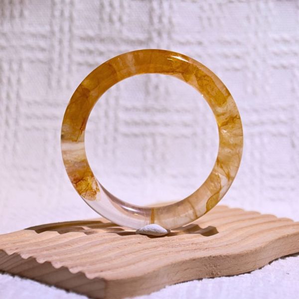 意外之財│黃膠花手鐲│圓骨鐲-54.8mm 水晶手鐲,手鐲,玉手鐲,水晶手鐲如何保養,紫水晶手鐲,粉晶手鐲,櫻花瑪瑙鐲,雕刻鐲,佘太翠,藍磷灰,黑曜石,手鐲款式,手鐲尺寸,手鐲鐲型,天然水晶手鐲,水晶手鐲功效