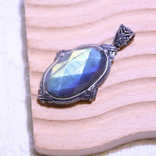 【歐洛菈】拉長吊墜｜鑽石切割面 水晶,礦石,晶礦,水晶手鐲,手鐲,水晶手串,手串,脈輪,磁場,療癒,淨化,紫水晶,粉晶,櫻花瑪瑙,草莓晶