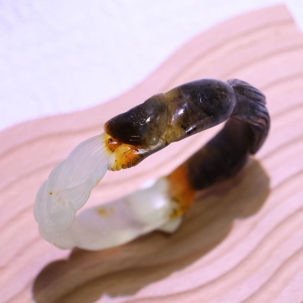 雙色趴狐│岫玉│狐狸鐲-50.5mm 雕刻鐲,水晶手鐲,能量手鐲,雕刻水晶,手工雕刻,天然晶礦,能量飾品,療癒手環,雕花水晶鐲,原礦雕刻,水晶雕刻鐲