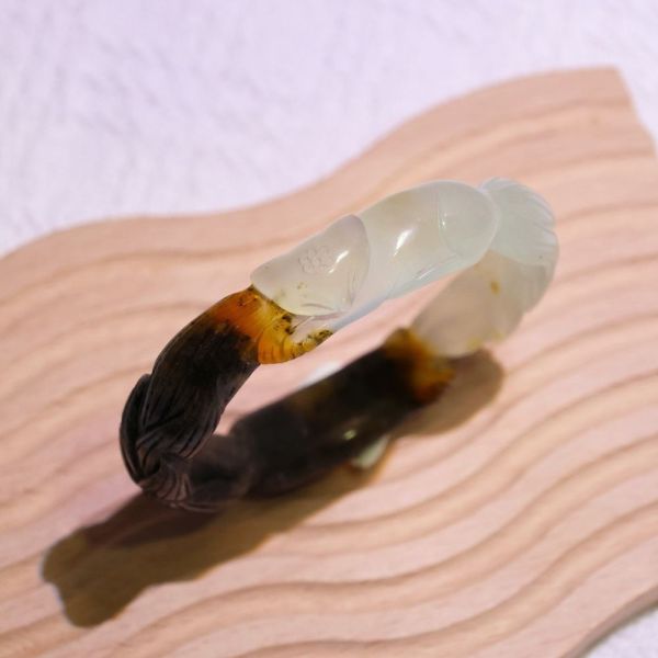 雙色趴狐│岫玉│狐狸鐲-50.5mm 雕刻鐲,水晶手鐲,能量手鐲,雕刻水晶,手工雕刻,天然晶礦,能量飾品,療癒手環,雕花水晶鐲,原礦雕刻,水晶雕刻鐲