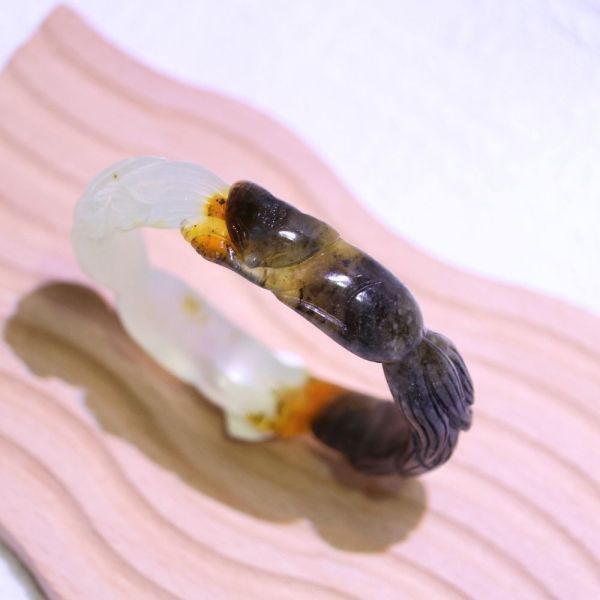 雙色趴狐│岫玉│狐狸鐲-50.5mm 雕刻鐲,水晶手鐲,能量手鐲,雕刻水晶,手工雕刻,天然晶礦,能量飾品,療癒手環,雕花水晶鐲,原礦雕刻,水晶雕刻鐲