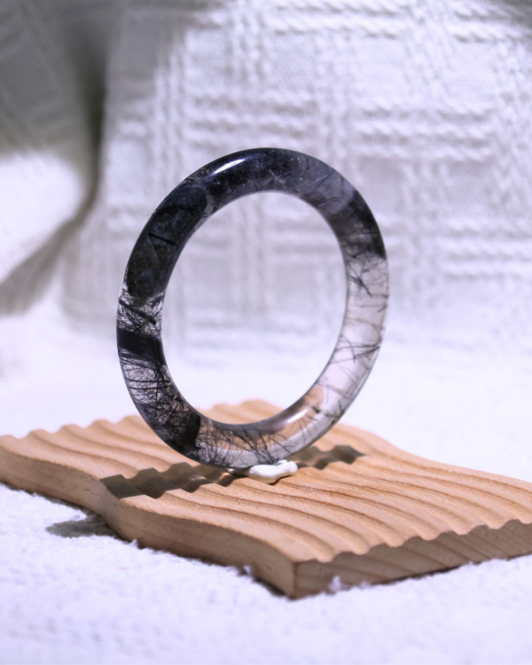 領袖之石│黑髮晶手鐲│圓骨鐲-54.2mm 水晶手鐲,手鐲,玉手鐲,水晶手鐲如何保養,紫水晶手鐲,粉晶手鐲,櫻花瑪瑙鐲,雕刻鐲,佘太翠,藍磷灰,黑曜石,手鐲款式,手鐲尺寸,手鐲鐲型,天然水晶手鐲,水晶手鐲功效