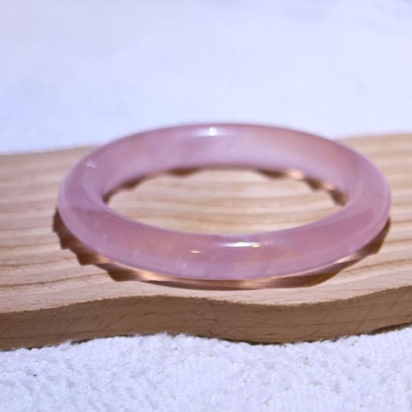愛情之石│粉晶手鐲│圓骨鐲-52.2mm 水晶手鐲,手鐲,玉手鐲,水晶手鐲如何保養,紫水晶手鐲,粉晶手鐲,櫻花瑪瑙鐲,雕刻鐲,佘太翠,藍磷灰,黑曜石,手鐲款式,手鐲尺寸,手鐲鐲型,天然水晶手鐲,水晶手鐲功效