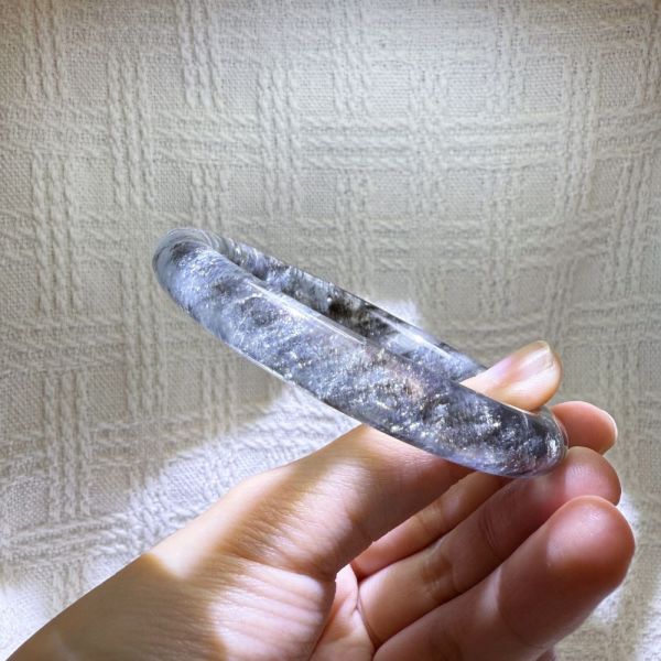 勇氣之石│海藍寶手鐲│圓骨鐲-55mm 水晶手鐲,開運手鐲,招財手鐲,招財水晶手鐲推薦,粉水晶手鐲,紫水晶手鐲,黃水晶手鐲,黑曜石手鐲,女生適合戴的水晶手鐲,2025年最旺水晶手鐲,水晶手鏈,水晶飾品,水晶手鐲佩戴禁忌