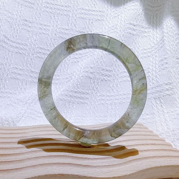 綠影水晶手鐲-55.7mm 水晶手鐲,手鐲,玉手鐲,水晶手鐲如何保養,紫水晶手鐲,粉晶手鐲,櫻花瑪瑙鐲,雕刻鐲,佘太翠,藍磷灰,黑曜石,手鐲款式,手鐲尺寸,手鐲鐲型,天然水晶手鐲,水晶手鐲功效