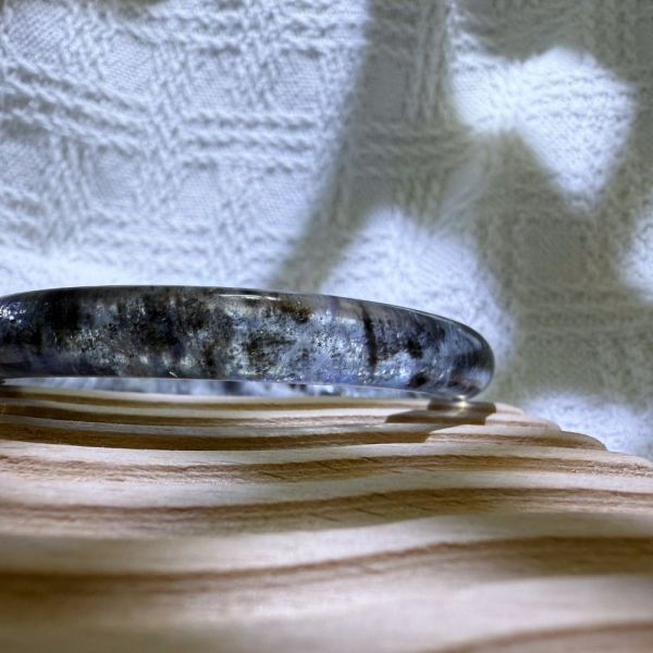 勇氣之石│海藍寶手鐲│圓骨鐲-55mm 水晶手鐲,開運手鐲,招財手鐲,招財水晶手鐲推薦,粉水晶手鐲,紫水晶手鐲,黃水晶手鐲,黑曜石手鐲,女生適合戴的水晶手鐲,2025年最旺水晶手鐲,水晶手鏈,水晶飾品,水晶手鐲佩戴禁忌