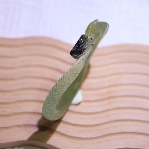 墨靈青淵│岫玉│蛟龍鐲-55.3mm 雕刻鐲,水晶手鐲,能量手鐲,雕刻水晶,手工雕刻,天然晶礦,能量飾品,療癒手環,雕花水晶鐲,原礦雕刻,水晶雕刻鐲