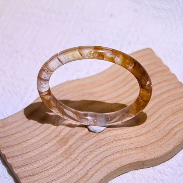 意外之財│黃膠花手鐲│圓骨鐲-56.8mm 水晶手鐲,手鐲,玉手鐲,水晶手鐲如何保養,紫水晶手鐲,粉晶手鐲,櫻花瑪瑙鐲,雕刻鐲,佘太翠,藍磷灰,黑曜石,手鐲款式,手鐲尺寸,手鐲鐲型,天然水晶手鐲,水晶手鐲功效