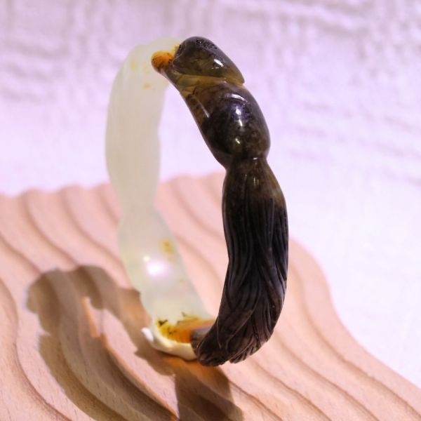 雙色趴狐│岫玉│狐狸鐲-50.5mm 雕刻鐲,水晶手鐲,能量手鐲,雕刻水晶,手工雕刻,天然晶礦,能量飾品,療癒手環,雕花水晶鐲,原礦雕刻,水晶雕刻鐲