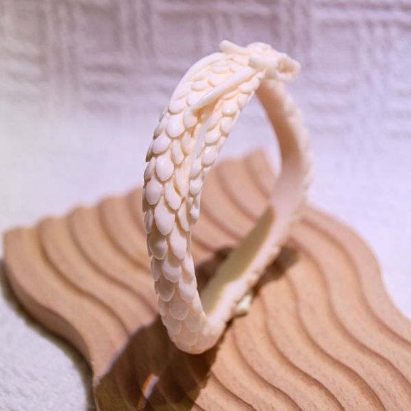 桃心靈蛇│碳酸鹽玉│蛇鐲-62.1mm 雕刻鐲,水晶手鐲,能量手鐲,雕刻水晶,手工雕刻,天然晶礦,能量飾品,療癒手環,雕花水晶鐲,原礦雕刻,水晶雕刻鐲