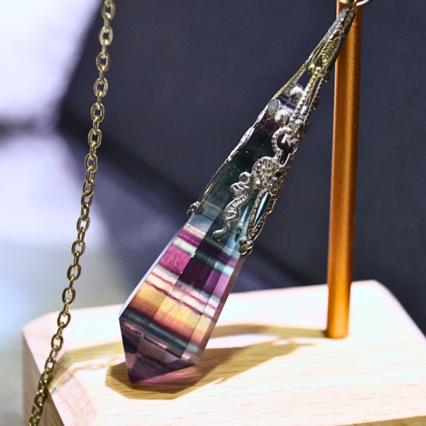 螢石│千層螢石靈擺 晶礦飾品,水晶飾品,雕刻擺件,永生水晶樹,水晶洞,水晶球,水晶柱,原礦,晶洞,晶礦原礦,紫水晶,白水晶,太極玉,佘太翠,紅膠花,海藍寶,白水晶,開運擺件