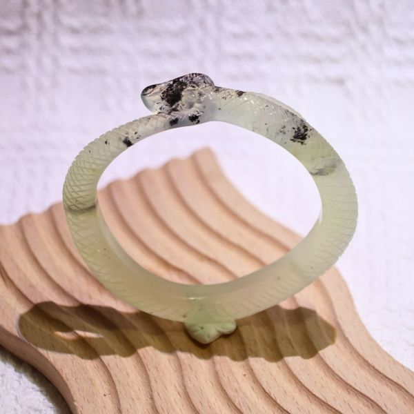青墨蒼蛇│岫玉│蛇鐲-56.2mm 雕刻鐲,水晶手鐲,能量手鐲,雕刻水晶,手工雕刻,天然晶礦,能量飾品,療癒手環,雕花水晶鐲,原礦雕刻,水晶雕刻鐲