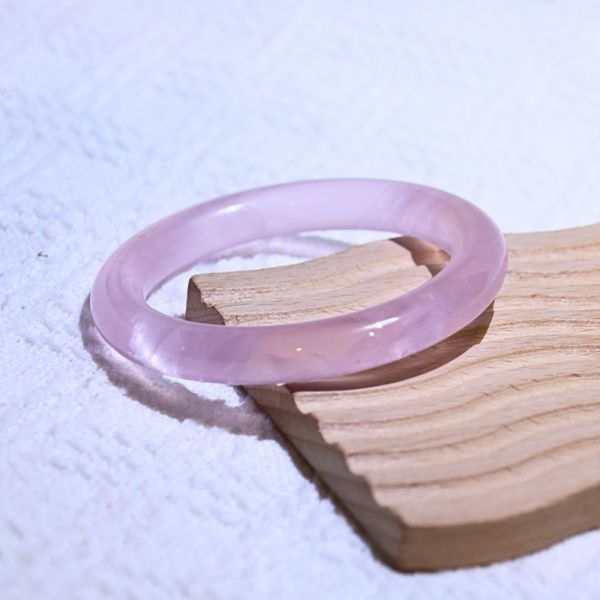 愛情之石│粉晶手鐲│圓骨鐲-52.2mm 水晶手鐲,手鐲,玉手鐲,水晶手鐲如何保養,紫水晶手鐲,粉晶手鐲,櫻花瑪瑙鐲,雕刻鐲,佘太翠,藍磷灰,黑曜石,手鐲款式,手鐲尺寸,手鐲鐲型,天然水晶手鐲,水晶手鐲功效