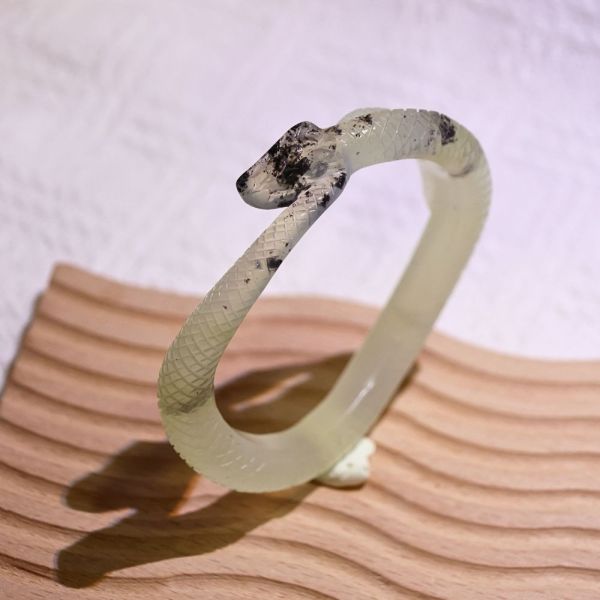 青墨蒼蛇│岫玉│蛇鐲-56.2mm 雕刻鐲,水晶手鐲,能量手鐲,雕刻水晶,手工雕刻,天然晶礦,能量飾品,療癒手環,雕花水晶鐲,原礦雕刻,水晶雕刻鐲