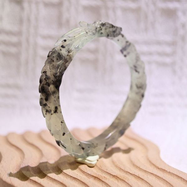 墨芯小蛟│岫玉│蛟龍鐲-52mm 雕刻鐲,水晶手鐲,能量手鐲,雕刻水晶,手工雕刻,天然晶礦,能量飾品,療癒手環,雕花水晶鐲,原礦雕刻,水晶雕刻鐲