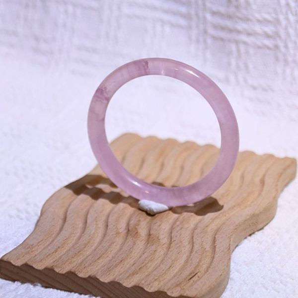 愛情之石│粉晶手鐲│圓骨鐲-49.3mm 水晶手鐲,手鐲,玉手鐲,水晶手鐲如何保養,紫水晶手鐲,粉晶手鐲,櫻花瑪瑙鐲,雕刻鐲,佘太翠,藍磷灰,黑曜石,手鐲款式,手鐲尺寸,手鐲鐲型,天然水晶手鐲,水晶手鐲功效