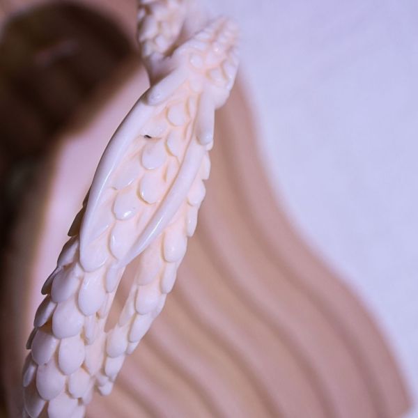 桃心靈蛇│碳酸鹽玉│蛇鐲-62.1mm 雕刻鐲,水晶手鐲,能量手鐲,雕刻水晶,手工雕刻,天然晶礦,能量飾品,療癒手環,雕花水晶鐲,原礦雕刻,水晶雕刻鐲