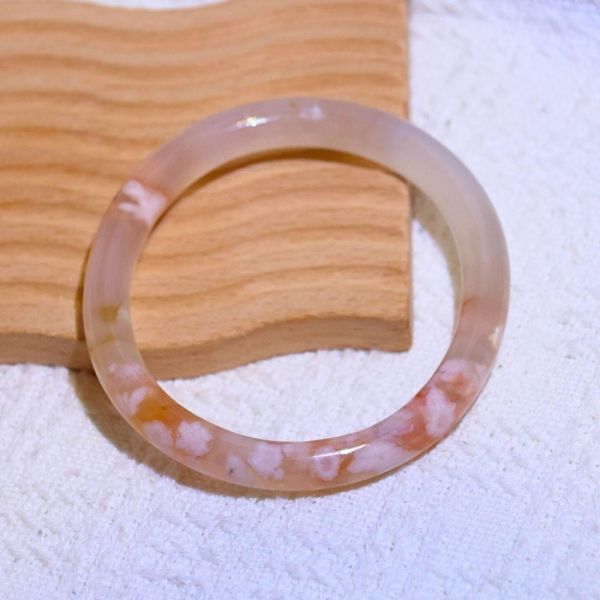 友愛與希望│櫻花瑪瑙手鐲│貴妃鐲(正圈59mm) 水晶手鐲,手鐲,玉手鐲,水晶手鐲如何保養,紫水晶手鐲,粉晶手鐲,櫻花瑪瑙鐲,雕刻鐲,佘太翠,藍磷灰,黑曜石,手鐲款式,手鐲尺寸,手鐲鐲型,天然水晶手鐲,水晶手鐲功效