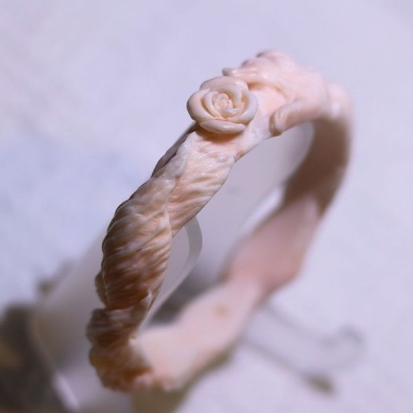 狐狸與玫瑰│碳酸鹽玉手鐲│雕刻鐲-55.3mm 水晶手鐲,手鐲,玉手鐲,水晶手鐲如何保養,紫水晶手鐲,粉晶手鐲,櫻花瑪瑙鐲,雕刻鐲,佘太翠,藍磷灰,黑曜石,手鐲款式,手鐲尺寸,手鐲鐲型,天然水晶手鐲,水晶手鐲功效