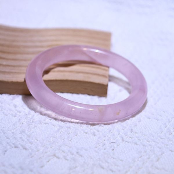 愛情之石│粉晶手鐲│圓骨鐲-52.2mm 水晶手鐲,手鐲,玉手鐲,水晶手鐲如何保養,紫水晶手鐲,粉晶手鐲,櫻花瑪瑙鐲,雕刻鐲,佘太翠,藍磷灰,黑曜石,手鐲款式,手鐲尺寸,手鐲鐲型,天然水晶手鐲,水晶手鐲功效