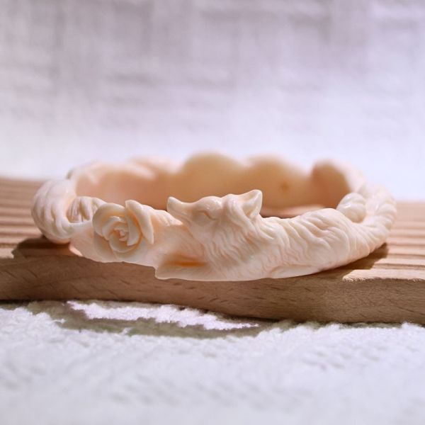 狐狸與玫瑰│碳酸鹽玉│雕刻鐲-55.3mm 雕刻鐲,水晶手鐲,能量手鐲,雕刻水晶,手工雕刻,天然晶礦,能量飾品,療癒手環,雕花水晶鐲,原礦雕刻,水晶雕刻鐲