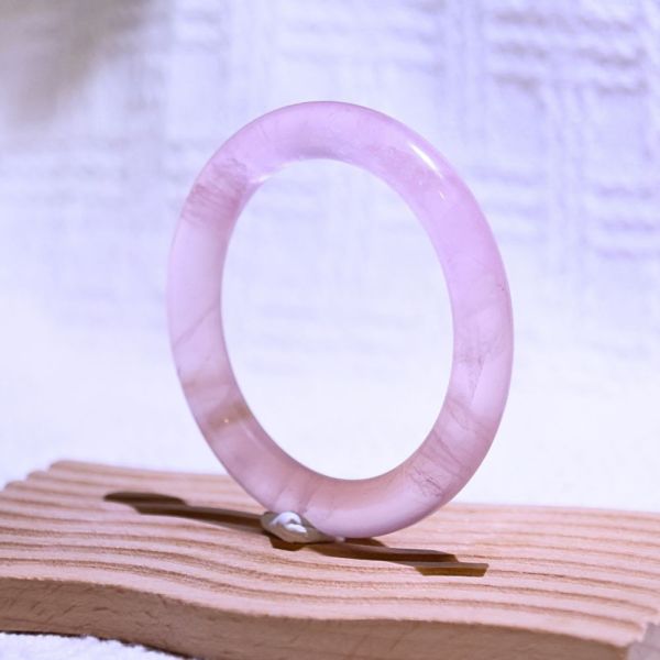 愛情之石│粉晶手鐲│圓骨鐲-52.2mm 水晶手鐲,手鐲,玉手鐲,水晶手鐲如何保養,紫水晶手鐲,粉晶手鐲,櫻花瑪瑙鐲,雕刻鐲,佘太翠,藍磷灰,黑曜石,手鐲款式,手鐲尺寸,手鐲鐲型,天然水晶手鐲,水晶手鐲功效