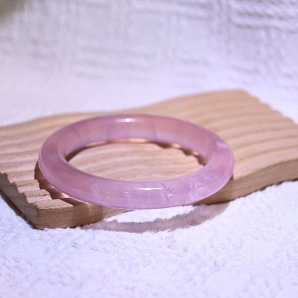 愛情之石│粉晶手鐲│圓骨鐲-53.3mm 水晶手鐲,手鐲,玉手鐲,水晶手鐲如何保養,紫水晶手鐲,粉晶手鐲,櫻花瑪瑙鐲,雕刻鐲,佘太翠,藍磷灰,黑曜石,手鐲款式,手鐲尺寸,手鐲鐲型,天然水晶手鐲,水晶手鐲功效