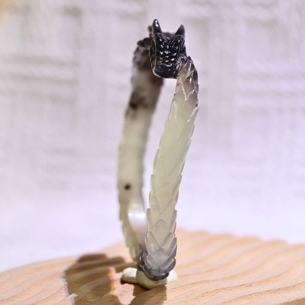 玄影墨蛟│岫玉│蛟龍鐲-53.9mm 雕刻鐲,水晶手鐲,能量手鐲,雕刻水晶,手工雕刻,天然晶礦,能量飾品,療癒手環,雕花水晶鐲,原礦雕刻,水晶雕刻鐲