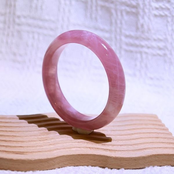 愛情之石│粉晶手鐲│平安鐲-54.6mm 水晶手鐲,手鐲,玉手鐲,水晶手鐲如何保養,紫水晶手鐲,粉晶手鐲,櫻花瑪瑙鐲,雕刻鐲,佘太翠,藍磷灰,黑曜石,手鐲款式,手鐲尺寸,手鐲鐲型,天然水晶手鐲,水晶手鐲功效