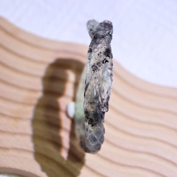 墨心幽蛟│岫玉│蛟龍鐲-52mm 雕刻鐲,水晶手鐲,能量手鐲,雕刻水晶,手工雕刻,天然晶礦,能量飾品,療癒手環,雕花水晶鐲,原礦雕刻,水晶雕刻鐲