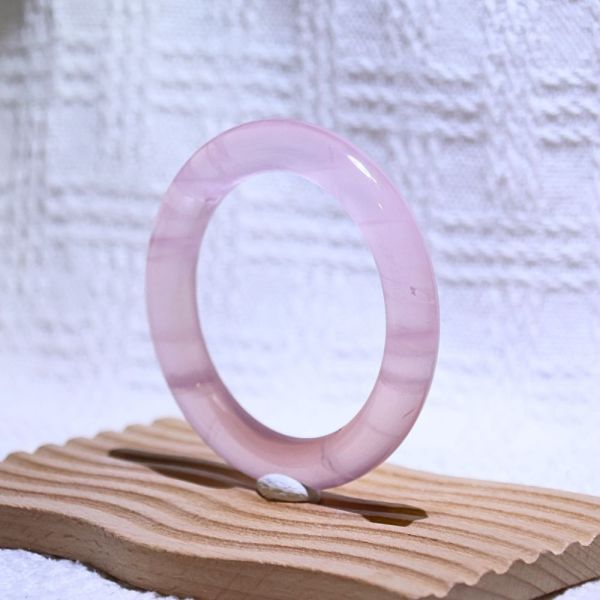 愛情之石│粉晶手鐲│圓骨鐲-52.7mm 水晶手鐲,手鐲,玉手鐲,水晶手鐲如何保養,紫水晶手鐲,粉晶手鐲,櫻花瑪瑙鐲,雕刻鐲,佘太翠,藍磷灰,黑曜石,手鐲款式,手鐲尺寸,手鐲鐲型,天然水晶手鐲,水晶手鐲功效