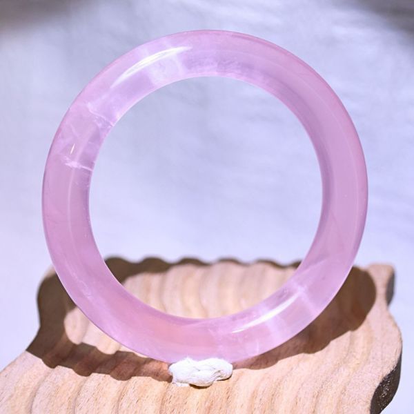 愛情之石│粉晶手鐲│圓骨鐲-52.5mm 水晶,礦石,晶礦,水晶手鐲,手鐲,水晶手串,手串,脈輪,磁場,療癒,淨化,紫水晶,粉晶,櫻花瑪瑙,草莓晶