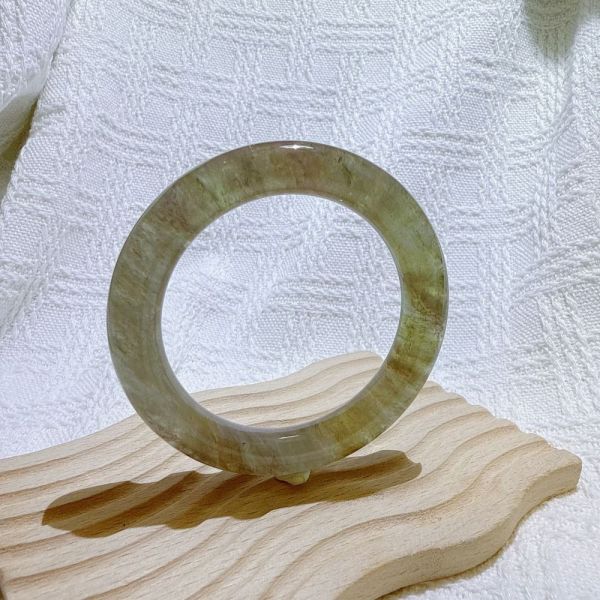 綠影水晶手鐲-54.7mm 水晶手鐲,手鐲,玉手鐲,水晶手鐲如何保養,紫水晶手鐲,粉晶手鐲,櫻花瑪瑙鐲,雕刻鐲,佘太翠,藍磷灰,黑曜石,手鐲款式,手鐲尺寸,手鐲鐲型,天然水晶手鐲,水晶手鐲功效