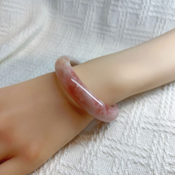 愛情之石│粉晶手鐲│平安鐲-54.4mm 水晶手鐲,手鐲,玉手鐲,水晶手鐲如何保養,紫水晶手鐲,粉晶手鐲,櫻花瑪瑙鐲,雕刻鐲,佘太翠,藍磷灰,黑曜石,手鐲款式,手鐲尺寸,手鐲鐲型,天然水晶手鐲,水晶手鐲功效