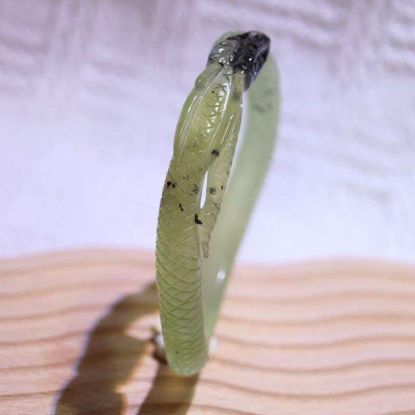 墨靈青淵│岫玉│蛟龍鐲-55.3mm 雕刻鐲,水晶手鐲,能量手鐲,雕刻水晶,手工雕刻,天然晶礦,能量飾品,療癒手環,雕花水晶鐲,原礦雕刻,水晶雕刻鐲