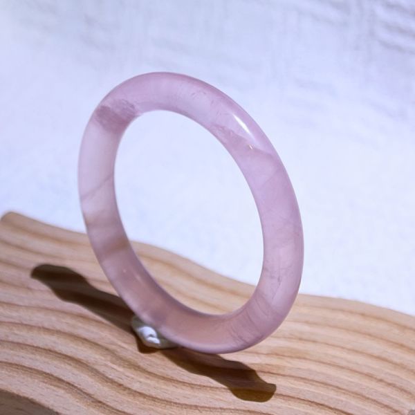 愛情之石│粉晶手鐲│圓骨鐲-52.2mm 水晶手鐲,手鐲,玉手鐲,水晶手鐲如何保養,紫水晶手鐲,粉晶手鐲,櫻花瑪瑙鐲,雕刻鐲,佘太翠,藍磷灰,黑曜石,手鐲款式,手鐲尺寸,手鐲鐲型,天然水晶手鐲,水晶手鐲功效