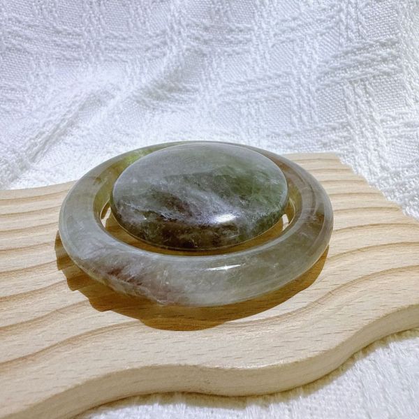 綠影水晶手鐲-54.7mm 水晶手鐲,手鐲,玉手鐲,水晶手鐲如何保養,紫水晶手鐲,粉晶手鐲,櫻花瑪瑙鐲,雕刻鐲,佘太翠,藍磷灰,黑曜石,手鐲款式,手鐲尺寸,手鐲鐲型,天然水晶手鐲,水晶手鐲功效